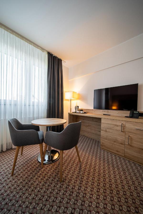 Ee Hotel Касел Екстериор снимка