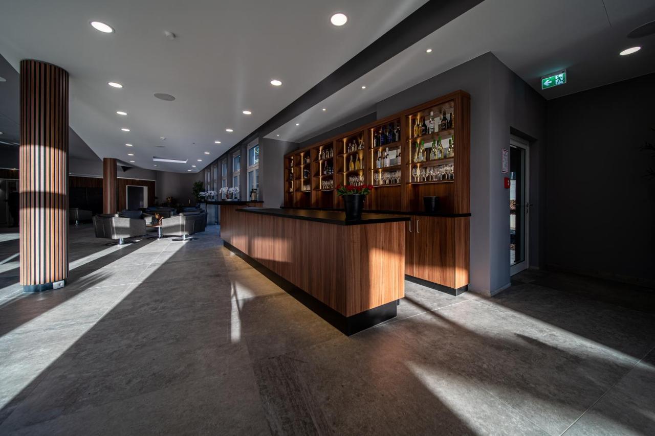 Ee Hotel Касел Екстериор снимка